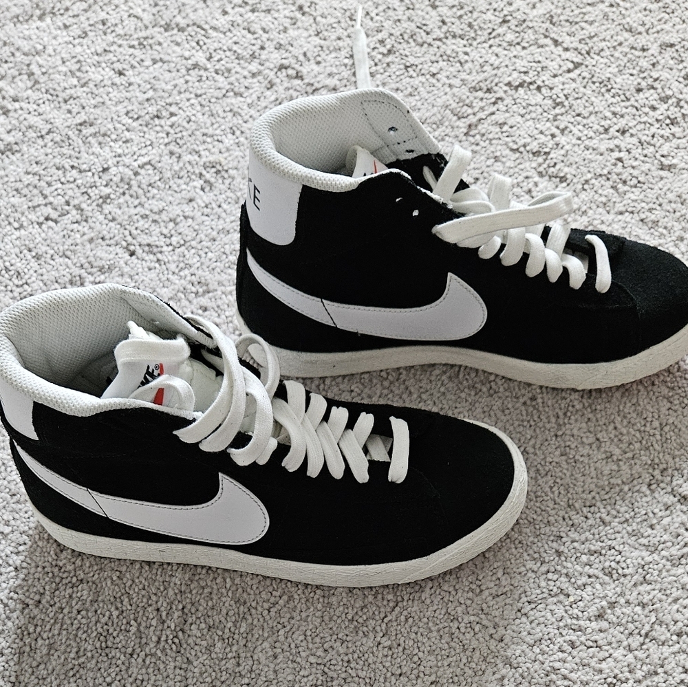 🖤🤍Nike Blazer Mid GS. Black and White. Size 6🖤🤍